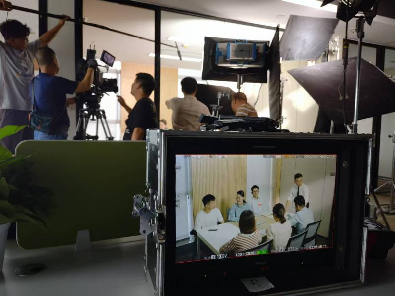 苍梧县TVC拍摄公司：科技产品视觉化大师，诠释未来感与功能美学